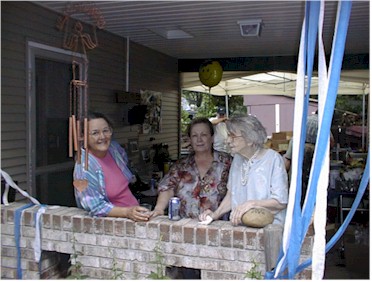 mom_gma_carolyn.jpg (40085 bytes)
